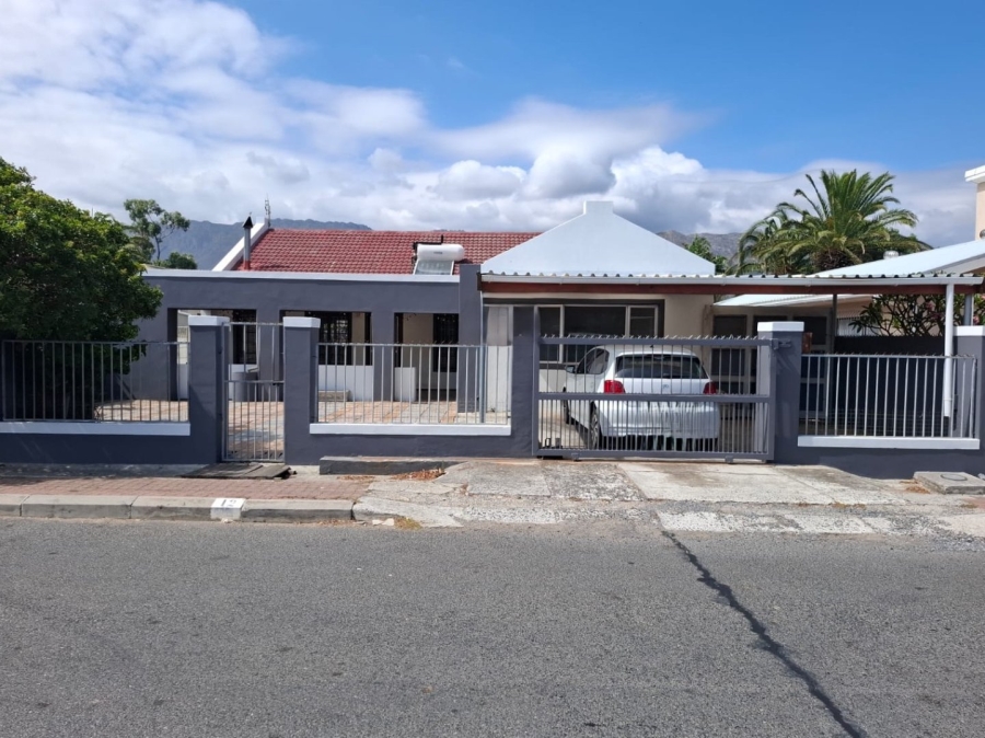 To Let 3 Bedroom Property for Rent in Gordons Bay Central Western Cape